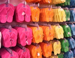 Gro&szlig;e Auswahl an Flip Flops in einem Gesch&auml;ft (Quelle: wikipedia.org). 