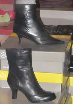 Damenstiefel / Stiefeletten in einem Schuhgesch&auml;ft 