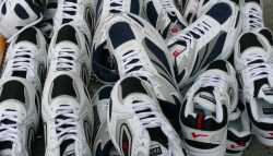 Ein Haufen Sportschuhe  - Gabi Schoenemann  / pixelio.de