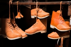 Lederschuhe - mercedes ranca&ntilde;o / 179982291 / photos.com 