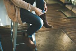 Frau mit Stiefeletten und Jeans umgekrempelt